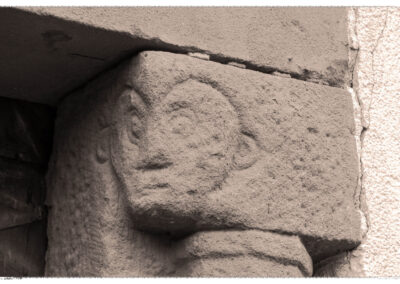 Noch heute sind Überbleibsel der Kapelle am Südportal der Pfarrkirche St. Johannes sichtbar – das Masken-Kapitell.