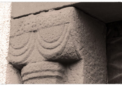 Noch heute sind Überbleibsel der Kapelle am Südportal der Pfarrkirche St. Johannes sichtbar – das Würfel-Kapitell.