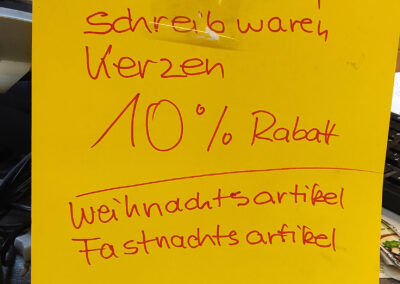 Ausverkauf einiger Artikel: Rabatte locken schon jetzt bei Weihnachts-, Fasnachts- und Schulartikeln.