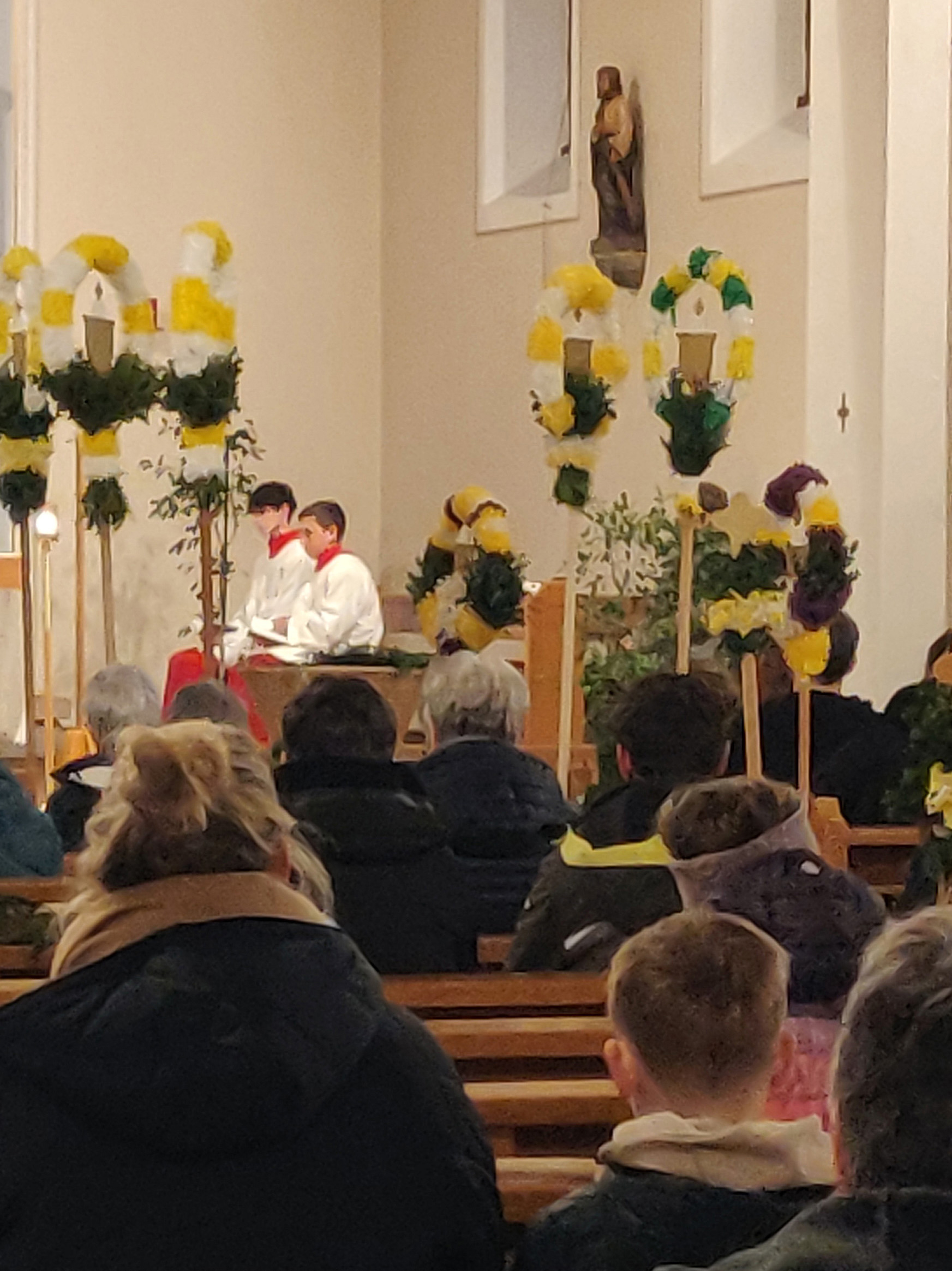 Impressionen vom Vorabendgottesdienst zu Palmsonntag mit Palmweihe. Impressionen vom Vorabendgottesdienst zu Palmsonntag mit Palmweihe in der Pfarrkirche St. Johannes.