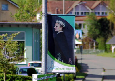 Ob mit Bannern an Laternenmasten oder am Buswartehäuschen an der Alten Schule, der Ort schmückt sich weiterhin stolz mit diesen Erinnerungen.