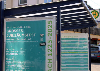 Ob mit Bannern an Laternenmasten oder am Buswartehäuschen an der Alten Schule, der Ort schmückt sich weiterhin stolz mit diesen Erinnerungen.