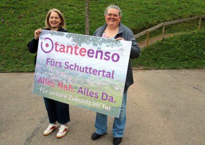 Projekt „Tante Enso“ – ein bewegender Moment auf dem Dörlinbacher Schulhof: Jubeln für ein Bewerbungsvideo.