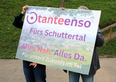 Projekt „Tante Enso“ – ein bewegender Moment auf dem Dörlinbacher Schulhof: Jubeln für ein Bewerbungsvideo.