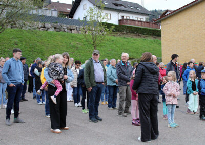 Projekt „Tante Enso“ – ein bewegender Moment auf dem Dörlinbacher Schulhof: Jubeln für ein Bewerbungsvideo.