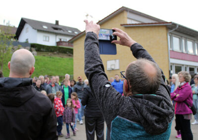 Projekt „Tante Enso“ – ein bewegender Moment auf dem Dörlinbacher Schulhof: Jubeln für ein Bewerbungsvideo.