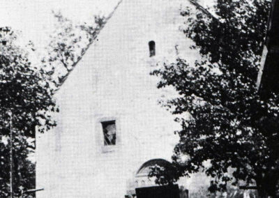 Eines der ältesten Bauwerke im Ort: die Dreifaltigkeitskapelle um das Jahr 1910. Das kulturhistorische Kirchlein (Weihe 1132) wurde 1922 abgerissen.