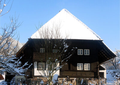 Das älteste noch erhaltene Haus im Ort: s' Moritze Hus im Oberdorf. Erbaut im Jahre 1734. Eine Momentaufnahme aus dem Winter 2010.