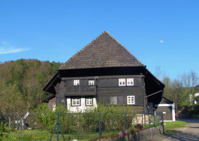 Das älteste noch erhaltene Haus im Ort: s' Moritze Hus im Oberdorf. Erbaut im Jahre 1734. Aufnahmen vom April 2021.