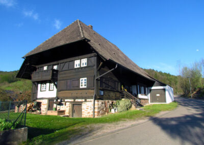 Das älteste noch erhaltene Haus im Ort: s' Moritze Hus im Oberdorf. Erbaut im Jahre 1734. Aufnahmen vom April 2021.
