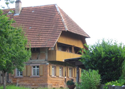 Das Hofgebäude „s' Isebernharde“ am Kirchweg nach Schweighausen (heute: Oberdorf) steht seit etlichen Jahren leer.