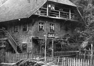 „S' Jocke Hus“ im sogenannten „Bremmewinkel“ am Unterrain um 1900. Das Gebäude war über viele Jahre Bühnenbild bei der „Derlebacher Fasent“.