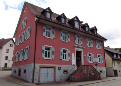 Mai 2021: Das Rathaus in der Hauptstraße ist heute Sitz der Verwaltung der Gesamtgemeinde Schuttertal.