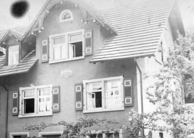 Die Maßschneiderei Alois Schätzle in der Hauptstraße Anfang der 1930er Jahre. Im Ort hatte das Haus den Übername „s' Schätzlischnienders“.