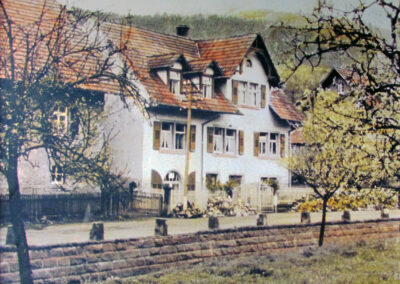Die Maßschneiderei Schätzle und ein Nachbargebäude in den 1930er Jahren. Linke Fotoseite „s' Schwobefranze“ und rechts „Schätzlischnienders“.