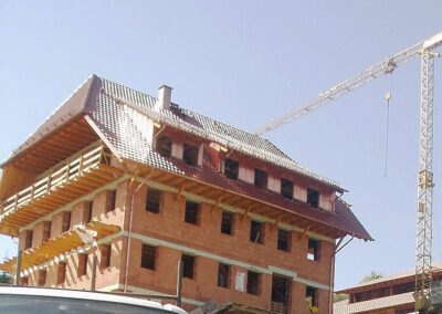 Mai 2004: Der Rohbau des neuen Wanglerhof steht. Der Hof im Wurzgraben ist im April 2002 abgebrannt.