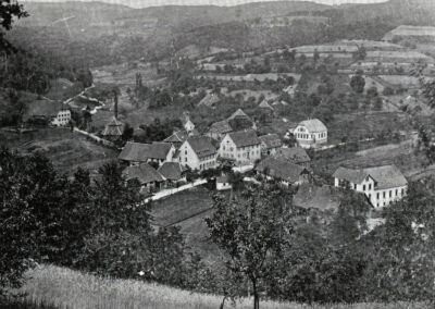 Die vermutlich älteste Fotoansicht von Dörlinbach aus dem Jahr 1905. Der Ortskern mit Kirche, Rathaus, Schule, Fabrik, Ziegelei und den Wirtshäusern.