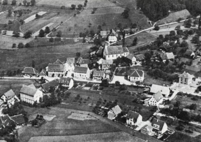 Aufnahme von Dörlinbach aus einem Kleinflugzeug im Jahre 1936. Gut zu sehen ist unter anderem der Neubau des Pfarrhauses (rechts).