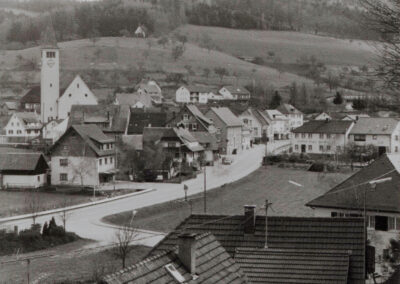 Blick vom Dobelweg ins Dorf aus der zweiten Hälfte der 1960er-Jahren. Unten rechts ist die Kinderschule erkennbar.