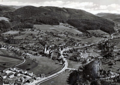 Blick aus einem Kleinflugzeug auf Dörlinbach Ende der 1960er-Jahre. Unten links Neudorf, Mitte links Siedlung, oben rechts Hub, unten rechts Oberrain und Dobel.