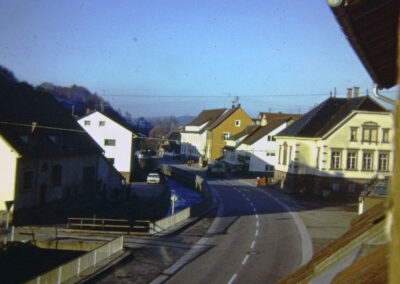 Dachfensterblick ins Dorf am Fasnachtssonntag 1973. Blick auf Alte Schule, Rathaus und „Löwen“ (rechts) sowie auf „s' Rudolfe“ und „s' Herberte“ (links).