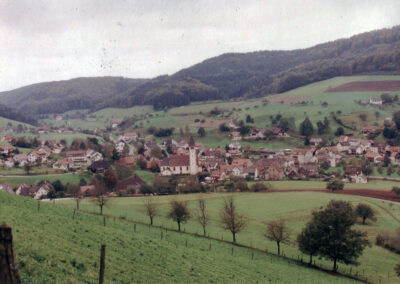 Blick von der Brandhalde ins Dorf in den 1980er-Jahren. Am Horizont sind auch Höfe in der Hub sowie der Offenburgerhof zu sehen.