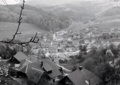 Blick vom Oberrain oberhalb der Besiedlung ins Dorf in den 1990er-Jahren.