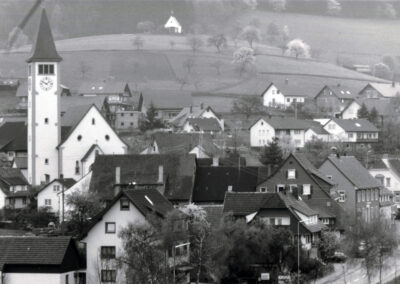 Blick vom Dobelweg ins Dorf in den 1990er-Jahren. Rechts von der Kirche das Oberdorf sowie die ersten Häuser im Neubaugebiet Kappelberg.