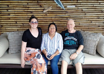 Die Gutmanns in ihrer neuen Heimat auf den Philippinen: Manfred und Lorena Infante mit Tochter Melanie Pia.