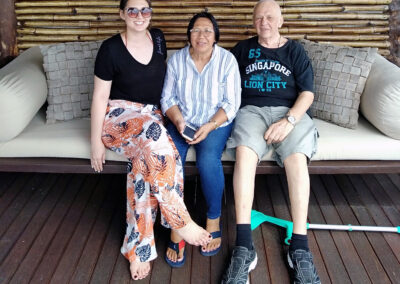 Die Gutmanns in ihrer neuen Heimat auf den Philippinen: Manfred und Lorena Infante mit Tochter Melanie Pia.