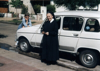 Schwester M. Fiatis Schätzle verließ 1949 ihre Heimat Dörlinbach. Sie hatte in Argentinien ein eigenes Auto, ließ sich jedoch darin chauffieren.