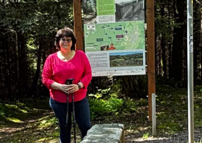 Mai 2025: Carmen McDonald besucht ihre alte Heimat Dörlinbach. Hier auf einer Wanderung beim Totenruhstein.