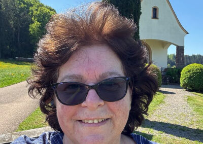 Mai 2025: Carmen McDonald besucht ihre alte Heimat Dörlinbach. Hier an der Kapelle auf dem Kappelberg.