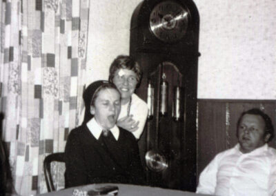 Schwester M. Fiatis bei ihrem ersten Heimaturlaub 1971 in ihrem Elternhaus beim gemeinsamen Singen mit Bruder Ernst Schätzle und Freundin Angela Gold.