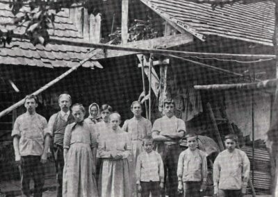 Die Familie von Johann Georg und Karolina Ohnemus (geborene Feißt). Deren Haus im Dorfweg wird bis heute „s' Bodde-Schuhmachers“ bezeichnet.