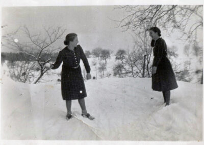 Theresia Schätzle geborene Stöhr und Elisabeth Theresia Kopf geborene Drescher im Winter 1943 bei einer Schneeballschlacht.