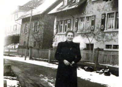 Theresia Schätzle (1925 bis 1999) im Winter 1943 vor ihrem Wohnhaus in der Hauptstraße.