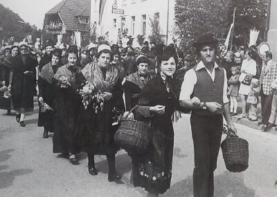 Historischer Festzug anlässlich 750 Jahre Dörlinbach im August 1975: Thema Bauernhochzeit / Trachtenträgerinnen und -träger.