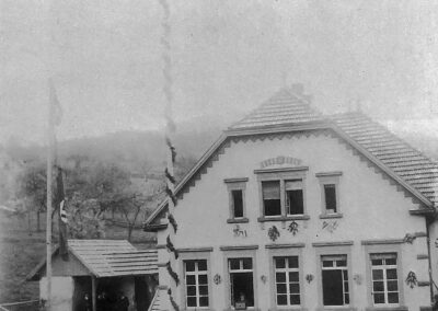 Spalierstehen beim Erntedankfest war für die Dorfvereine war Pflicht. Das Foto wurde beim Erntedankfest 1934 / 1935 festgehalten.