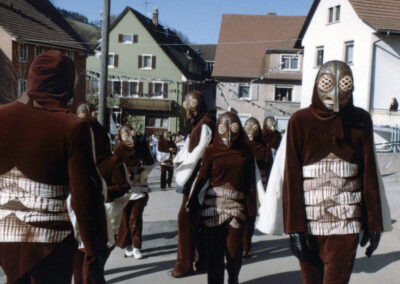 Fasentsonntag 1982: Die „Bremme“ führen den Umzug an. Damals ging es noch berghoch ins Oberdorf bis zur neuen Schule.