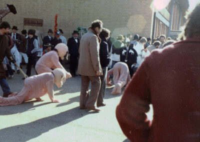 Fasentsonntag 1982: Die Umzugsauflösung war seinerzeit bei der neuen Schule. Sogar „Schweine“ tummelten sich auf dem Schulhof.