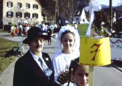 Fasentsonntag 1992: Im Umzug lief auch ein Traum-Hochzeitpaar mit. Aufstellung war wie gewohnt beim Ziegelhüttenplatz und im Bereich des Zieglerhofs.