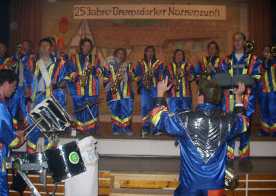 Hallen-Impressionen vom Narrentreffen 2004 in Dörlinbach mit der „Droll-Band“ aus Hochdorf.