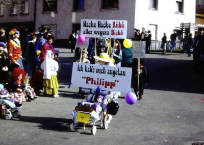 Umzugs-Splitter vom Fasentsonntag 1992: Fußgruppe des Radfahrvereins. Der kleine Philipp hat es allen angetan.