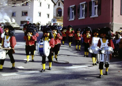 Umzugs-Splitter vom Fasentsonntag 1992: Die „Säcklistrecker Gugge“ sind wie der Musikverein immer präsent beim Dorfumzug.