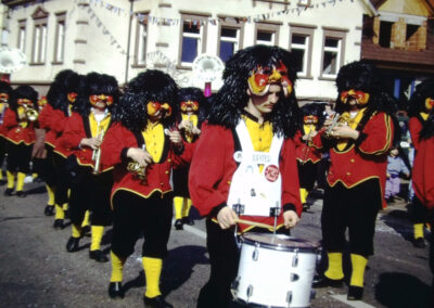 Umzugs-Splitter vom Fasentsonntag 1992: Die „Säcklistrecker Gugge“ sind wie der Musikverein immer präsent beim Dorfumzug.