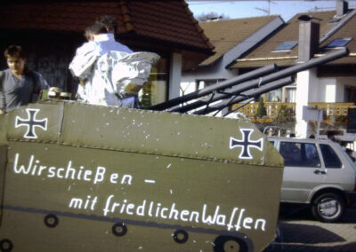 Umzugs-Splitter vom Fasentsonntag 1992: Ein „närrischer“ Panzer rollt durch Dörlinbach. Aus seine Kanonenrohren kam allerdings nur Konfetti.