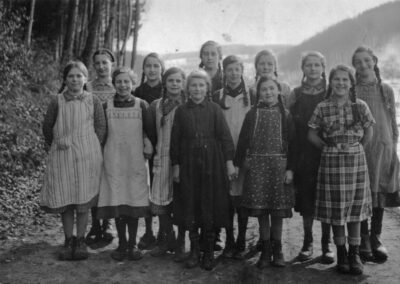 Schülerinnen des Jahrgangs 1925 beim Wandern in heimischen Gefilden.