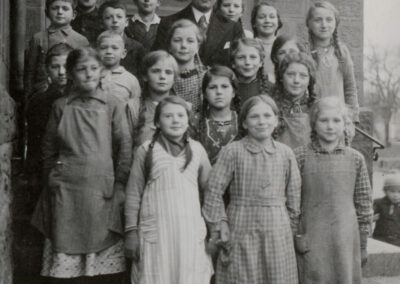 Hauptlehrer Alfery mit seiner Schulklasse des Jahrgangs 1926 am Eingang zur Volksschule (Alte Schule).