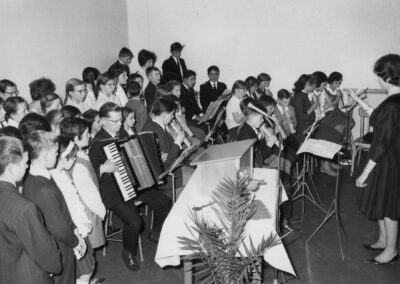 Am 11. April 1964 erfolgte die Einweihung der neuen Schule, der heutigen Grundschule. Der Schulchor umrahmte die Feierlichkeiten.